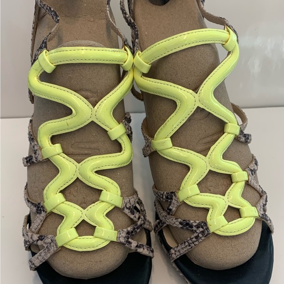 VERSACE JEANS EU-38 US-8 4.5” heals Black Snake Skin Yellow 1” platform - Picture 16 of 16